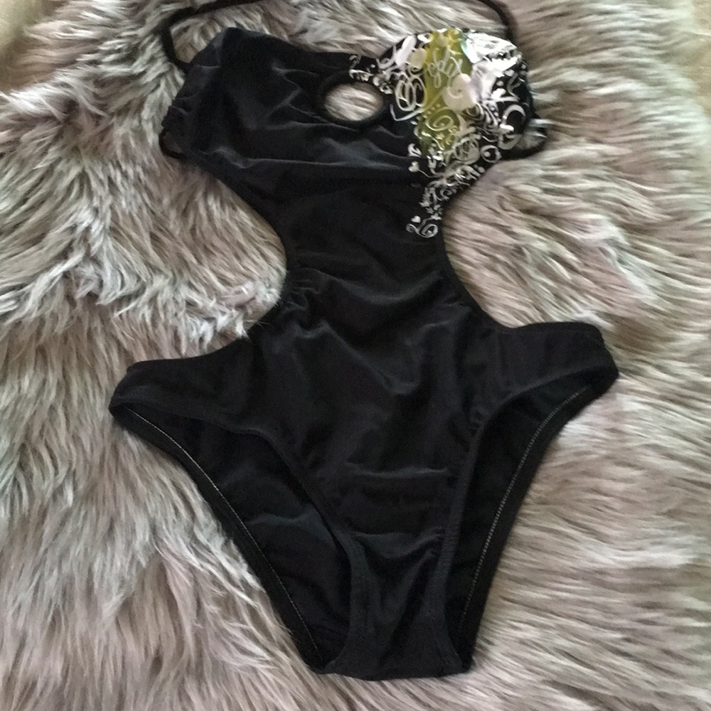 Beautiful cut out one piece in size Small